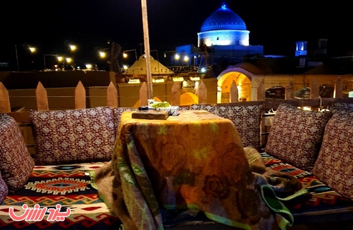 منوی ویژه فست فود کاریزما، فضایی سنتی با نمای مسجد جامع در یزد ارزان